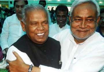 clash between supporters of manjhi and nitish at the bihar s party hq