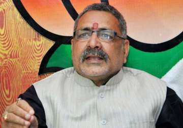 congress protests against giriraj for remarks on sonia