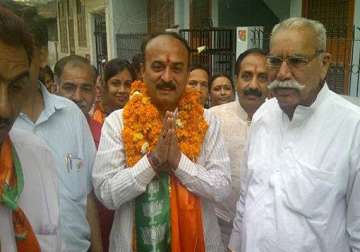 delhi bjp general secretary lands in controversy