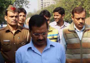 kejriwal threatened to resign asked nc to choose between him and yadav bhushan