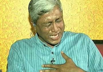 aap leader ashutosh bursts into tears on live tv before gajendra singh s daughter