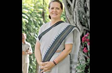 sonia discusses strategy in parliament over tharoor issue