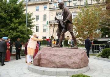 pm modi pays tribute to mahatma gandhi on his 67th death anniversary