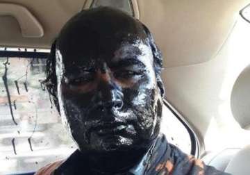 shiv sena activists throw ink on sudheendra kulkarni