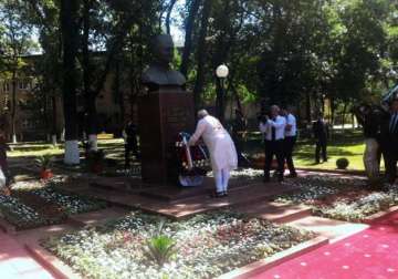 pm modi pays tribute to lal bahadur shastri in tashkent