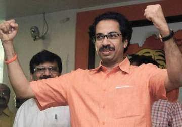 shiv sena targets modi again over delhi debacle uddhav keen to attend kejriwal s swearing in