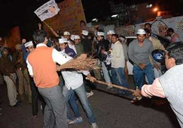 aap bjp workers clash at connaught place
