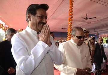 maharashtra congress mlas divided on electing leader