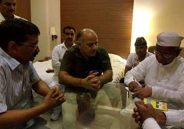 anna hazare meets kejriwal suggests patch up with prashant bhushan yogendra yadav