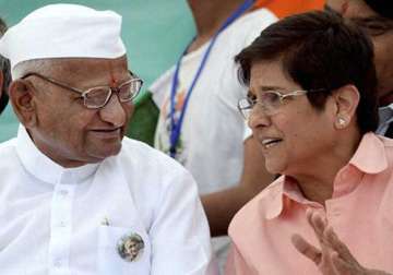 anna hazare remains silent on kiran bedi says don t want to get into political dirt