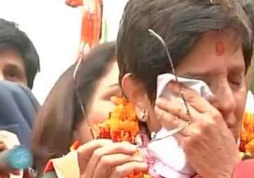 delhi polls kiran bedi breaks down in krishna nagar promises to return delhi s love