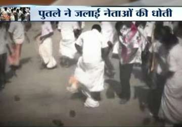 watch video aiadmk cadre s dhoti catches fire while burning an effigy