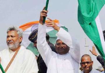 anna hazare to sit on dharna against land ordinance in delhi today