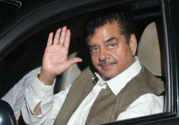 shatrughan sinha takes dig at centre for spiralling pulses price