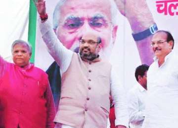 resentment in bjp over amit shah sharing dais with dp yadav