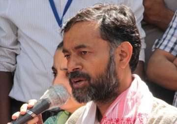 yogendra yadav fears personality cult projection in approaching anna hazare
