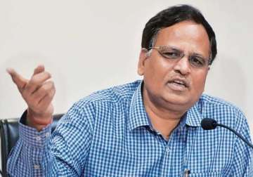 delhi health minister satyendar jain visits hospitals to check dengue arrangements