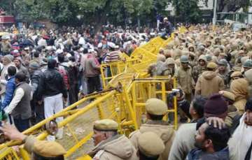 aap supporters protesting against delhi police cane charged