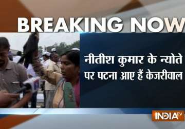 black flag protest greet delhi cm arvind kejriwal at patna airport