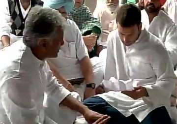 rahul gandhi meets deceased farmer s family