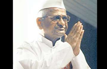 anna hazare ends fast on assurance from home minister