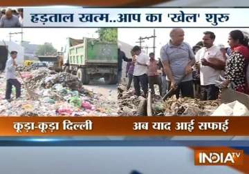 aap leaders participate in cleanliness drive in delhi locals express anger