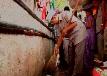 arvind kejriwal cleans choked drains near pm s house