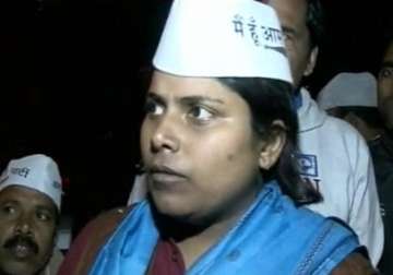 aap candidate sarita singh s car attacked