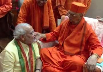 pm modi to meet his guru swami atmasthanand maharaj who had once turned him away