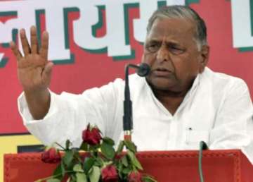 mulayam singh holds centre responsible for power woes