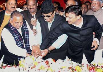 in pics mulayam singh yadav celebrates his birthday with 75 feet cake