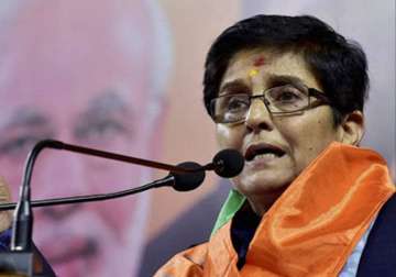 delhi polls i cannot speak like this says bedi as crowd cheers for modi