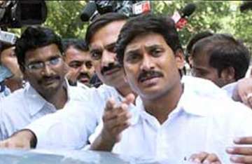 jagan pays obeisance at father ysr s burial site