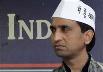 police to probe complaint against kumar vishwas dcw tells hc