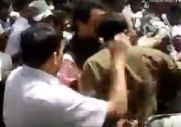 dmk leader stalin slaps autorickshaw driver who wanted to click a selfie