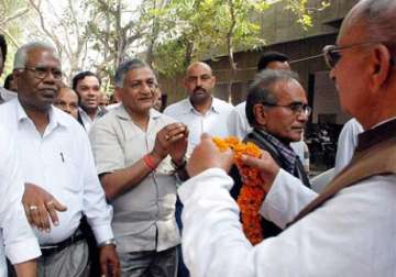 cong asks pm modi to apologise for dog analogy of vk singh