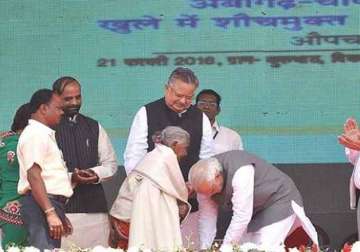 pm modi touches the feet of 104 yr old woman who sold her goats to build toilets video