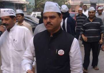 delhi law minister denies fake certificate charge