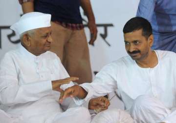 hazare supports kejriwal on allegations against vadra