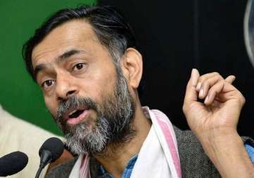 yogendra yadav meets farmers in maharashtra