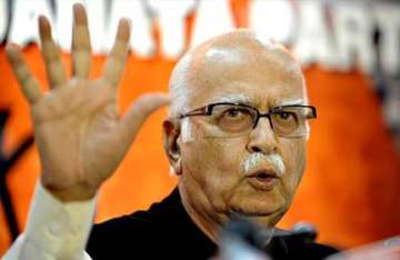advani asks pm to publicly respond to sc observations