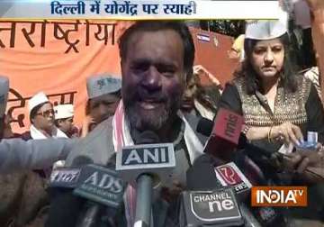 ink smeared on aap leader yogendra yadav s face in delhi