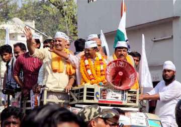 kejriwal slams modi rahul for their helicopter democracy
