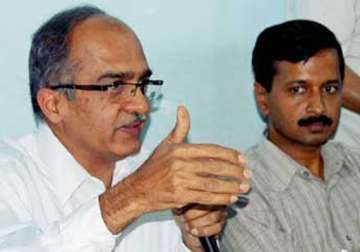 kejriwal bhushan accuse delhi police of harassing supporters