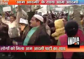 kejriwal agitators detained during protest outside cm s house