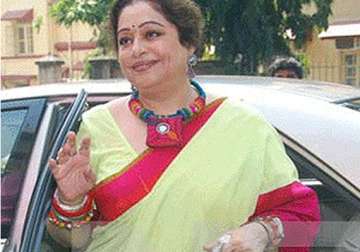 kirron kher greeted with black flags in chandigarh