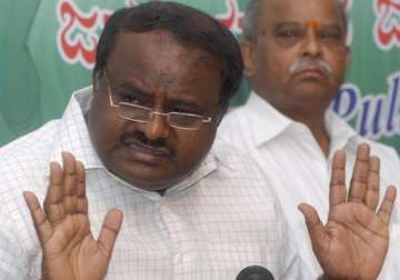 kumaraswamy changes complexion of battle against moily