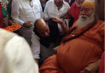 ls elections rajnath singh takes blessings of shankaracharya