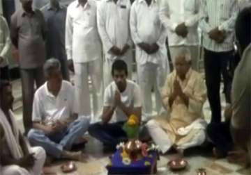 lalu offers prayers at shridi shani singnapur