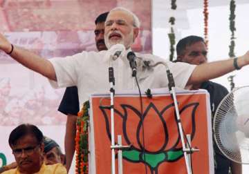 live reporting narendra modi says a tea seller is better than those who sell the nation